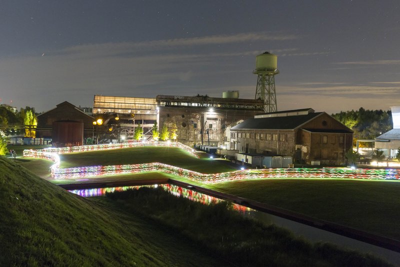Lichtaufnahme auf der Nordwiese an der Jahrhunderthalle am Abend