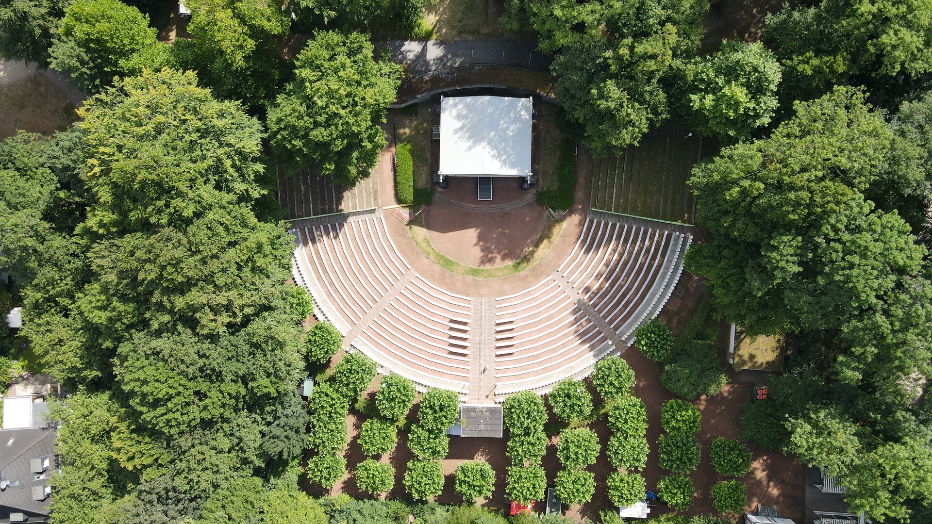 Blick von oben auf die leeren Ränge der Freilichtbühne Wattenscheid