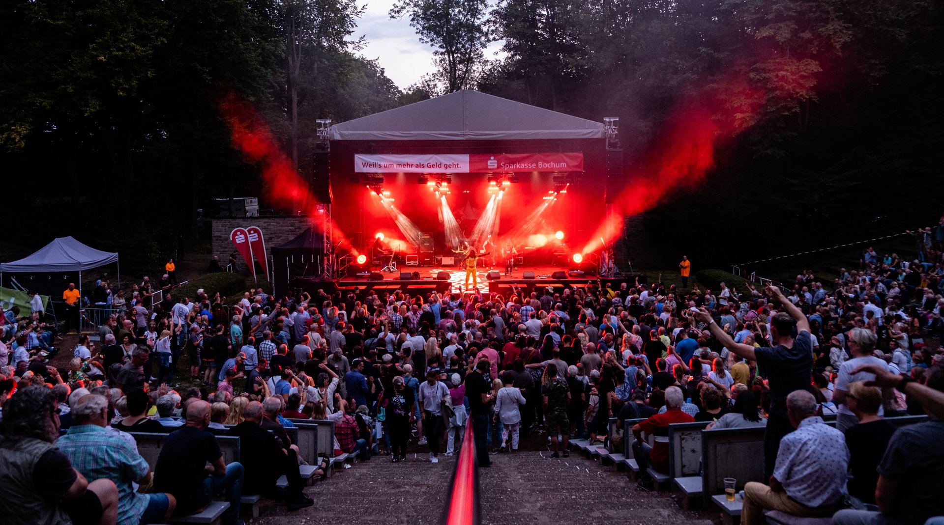 Bühne mit Publikum im Amphitheater während eines Konzertes der Rock Classic Allstars 