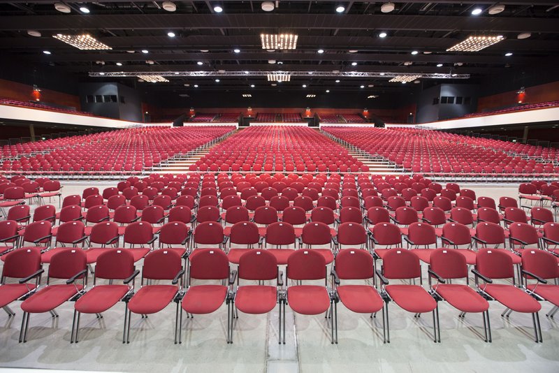 Rote Reihenbestuhlung auf der komplett ausgefahrenen Teleskopschiebetribüne im Großen Saal des RuhrCongress Bochum.
