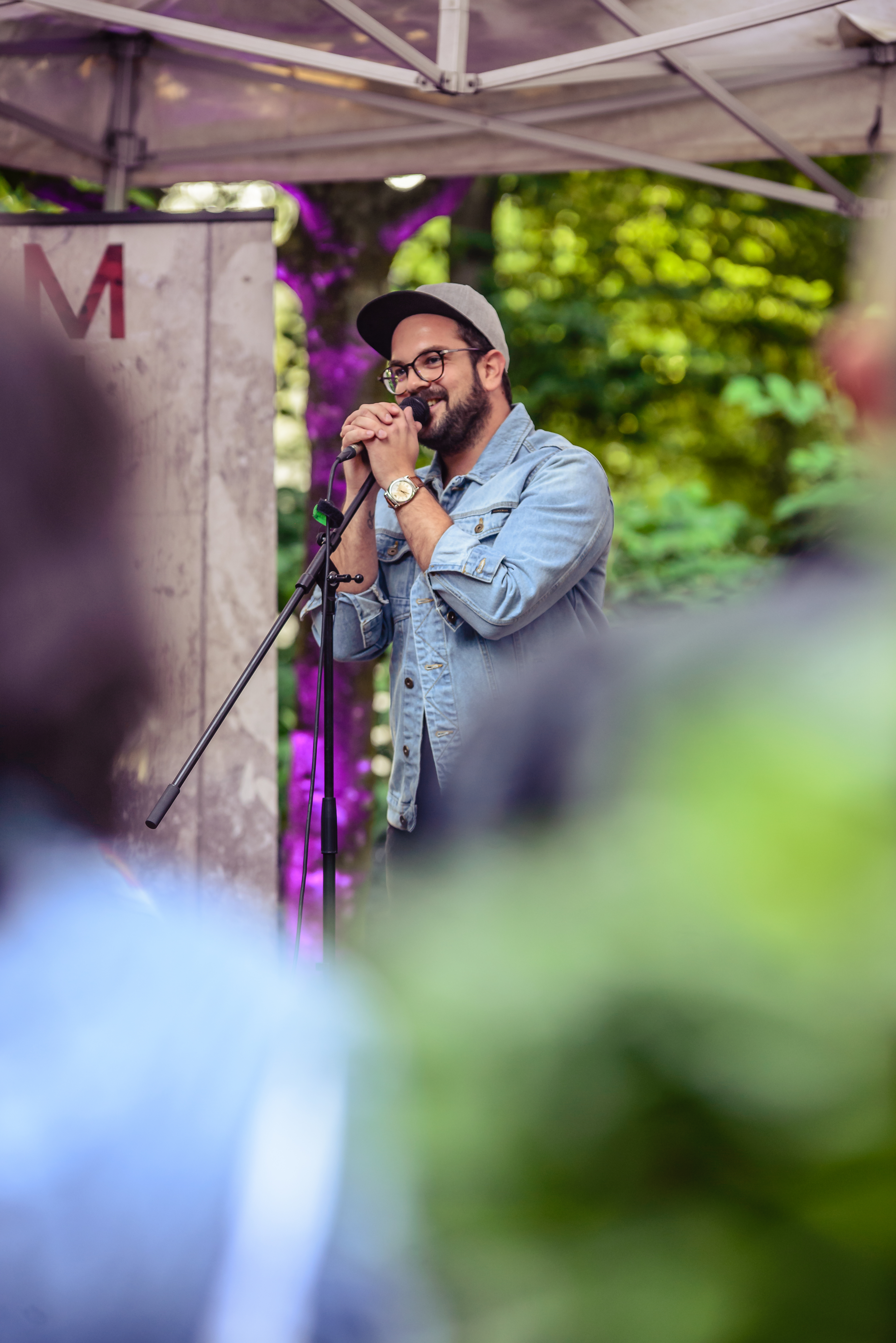 Künstler auf der Bühne im Biergarten während einer FreilichtSession