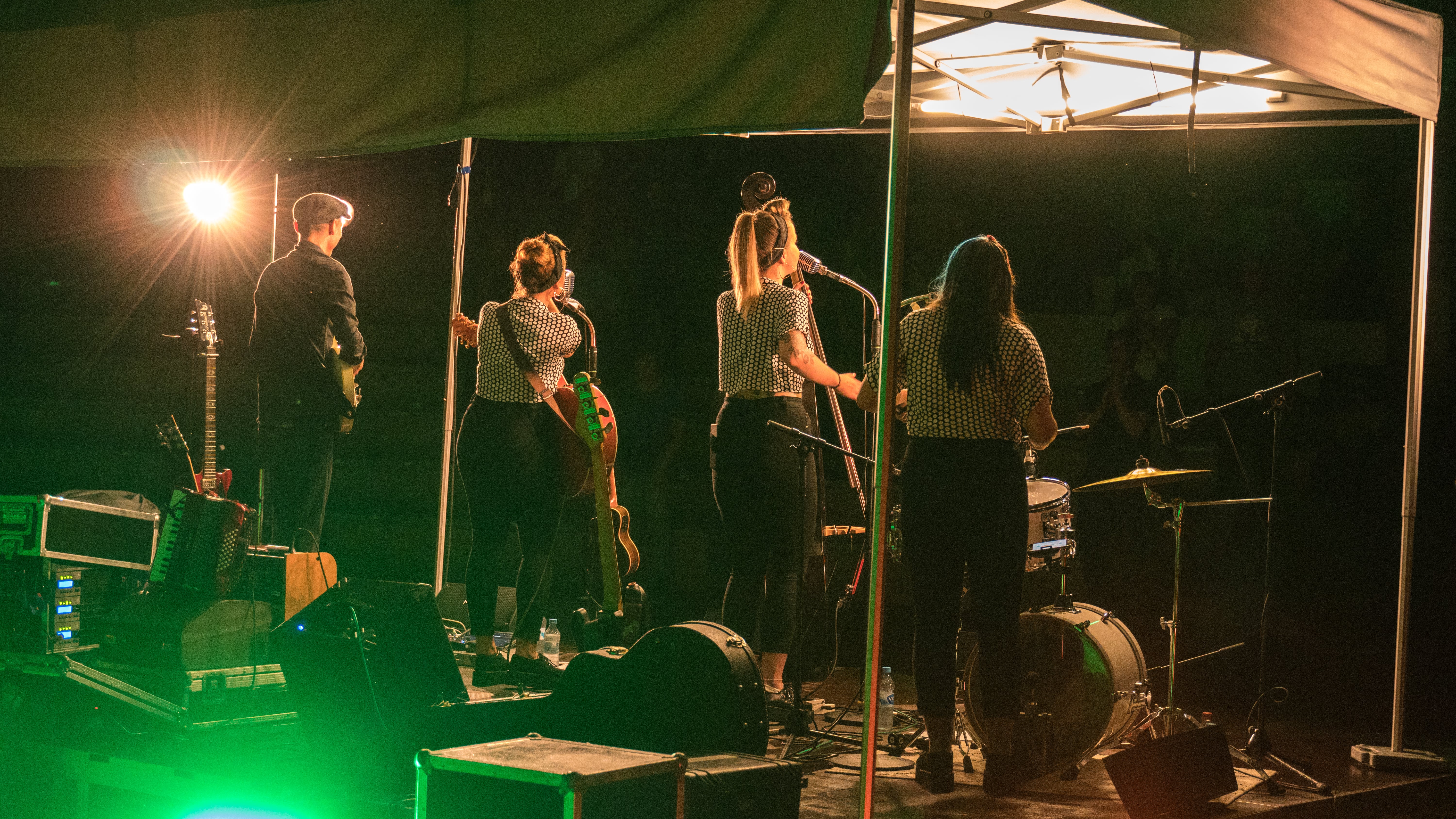 Musik Live-Performance auf der Freilichtbühne Wattenscheid bei Nacht 